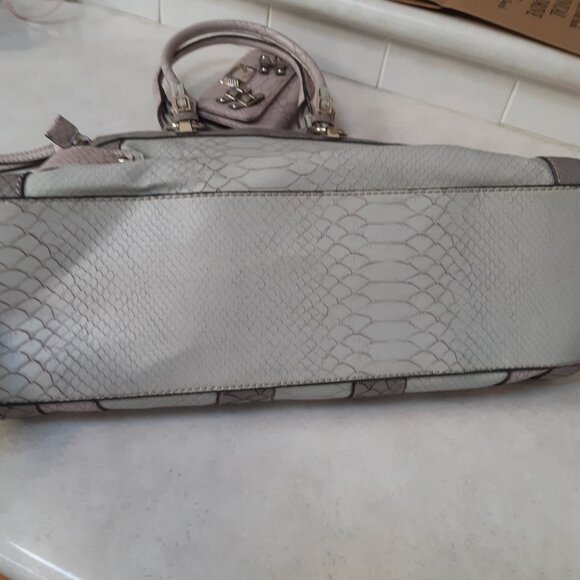 Guess Large Handbag with matching Wallet - Picture 10 of 16